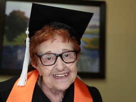 撑拐杖吸氧气坚持上课  84岁奶奶获大学学位 　