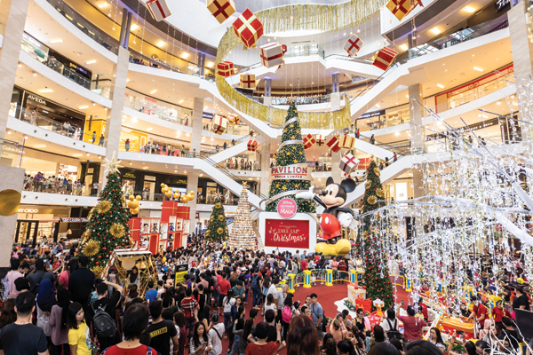 20尺高的米奇雕像以及由1000个米奇塑像形成的圣诞树，吸引大批民众和游客前往拍照。