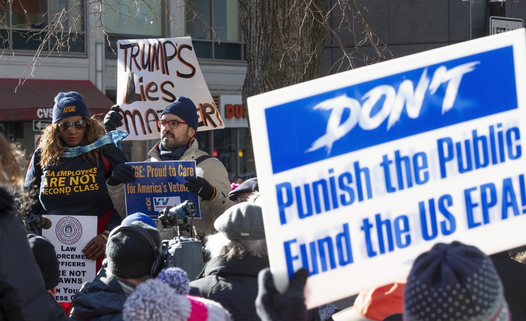 在麻萨诸塞州首府波士顿，一群政府公务员，在邮政局广场示威，要求政府早日结束停摆局面。