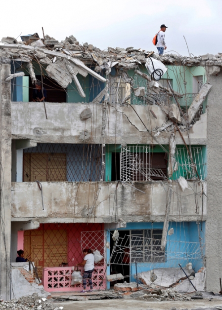 哈瓦那一栋民宅的窗花被吹得散脱，最高一层楼房屋顶也“碎尸万段”，惨不忍睹。