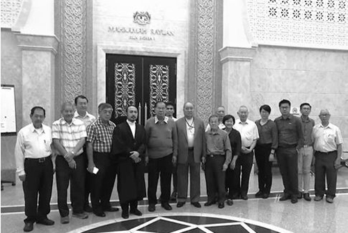 叶新田（前排左5起）获得丹斯里彭茂燊及支持者前来法庭支持。