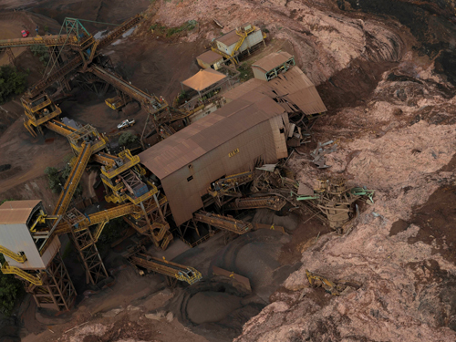 事发矿场是由巴西矿业巨头淡水河谷矿产公司所管理，此为决堤水坝的鸟瞰图。（路透社）