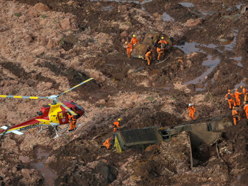 救援队出动直升机从上空搜寻可能的生还者。（路透社）