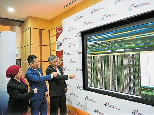 诺玛拉（左起）、蔡传威和蔡美星，为永进控股上市首日的表现所鼓舞。