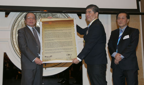 林吉祥（左）从半山芭扶轮社社长王俊智手中接过扶轮社名誉会员表彰。