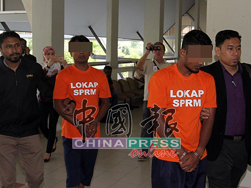 2名嫌犯（橙衣者）涉嫌以85令吉贿赂警方，被反贪会申请延扣调查。