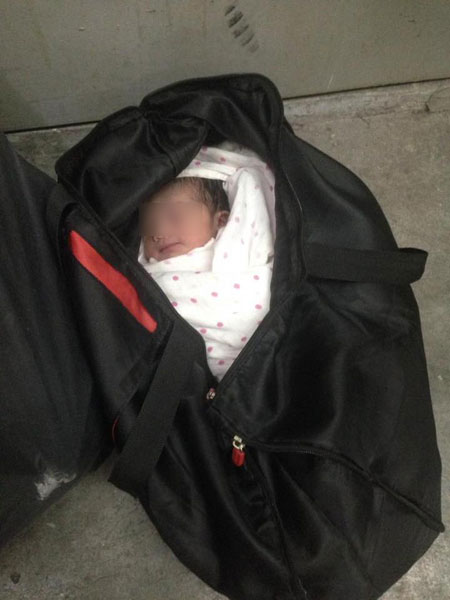 女婴弃在垃圾桶旁，被发现时还有生命气息。（照片取自面子书）