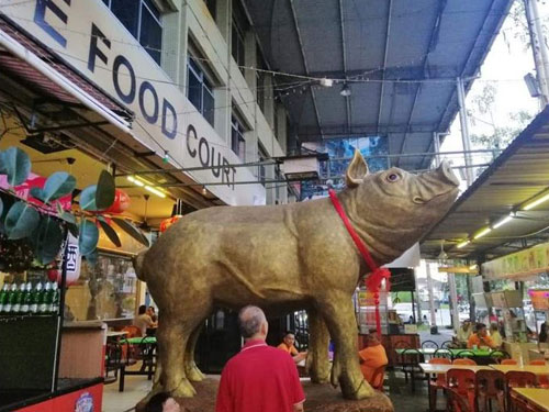 一间美食中心前，摆设一只巨型“金猪”贺岁。（图取自我们是马来西亚人面子书）