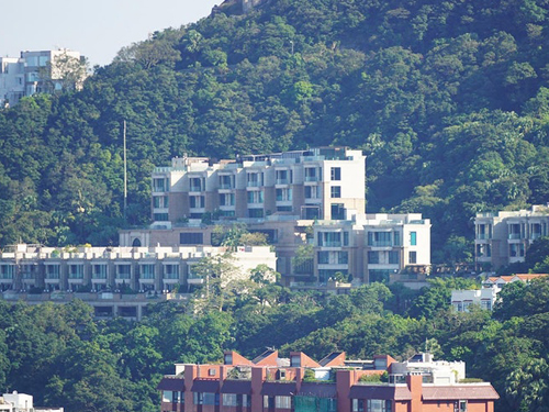 英叻现住在香港山顶豪宅，屋主是汕头富商陈怀丹。