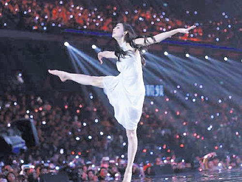 林志玲赤脚跳现代舞。