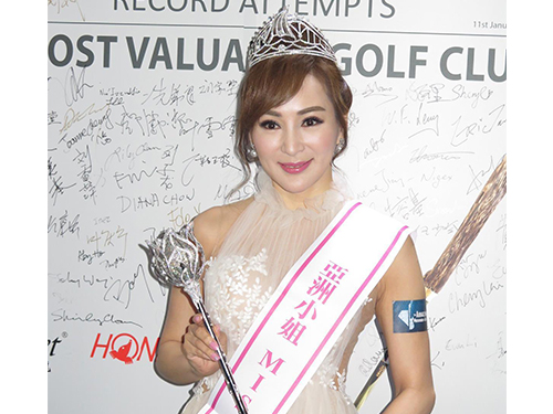 罗霖获赠亚洲小姐的冠军后冠，再次披上亚姐彩带。