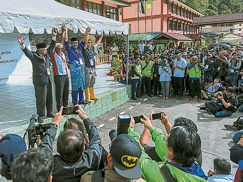 4名候选人沙列胡丁（左起）、马诺佳仁、南利莫哈末诺及黄承毅，在媒体和支持者面前手拉手拍照，随后各自将展开拉票活动。