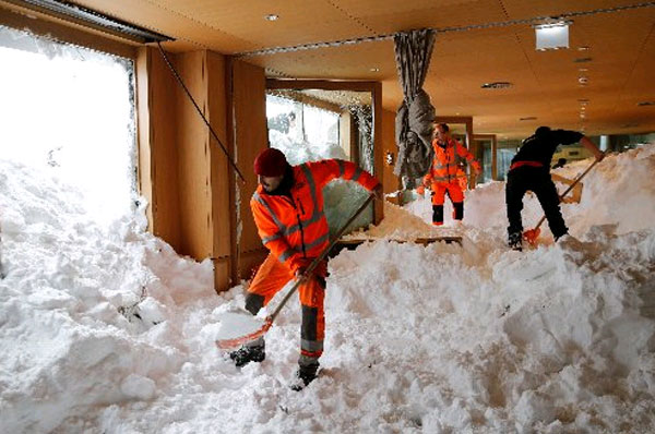 瑞士发生雪崩，大量的雪涌入森蒂斯酒店内。（路透社）