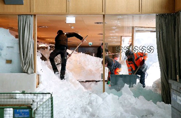 清理酒店雪堆。（路透社）