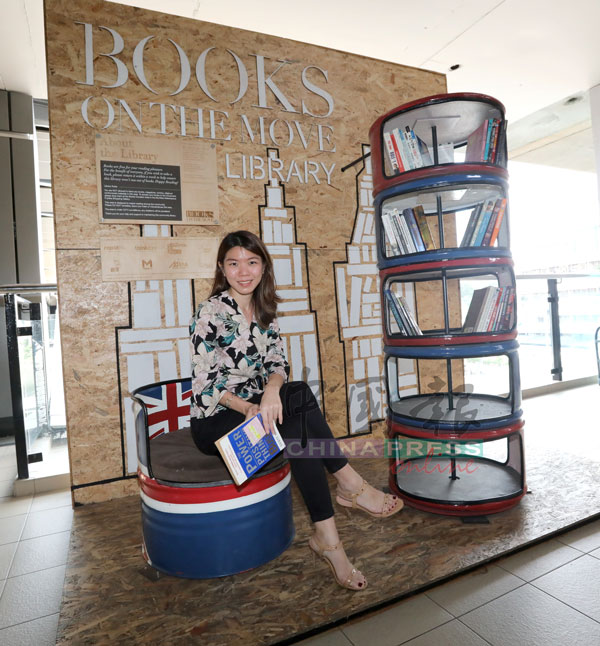 高汶玲觉得，不同的人会去到不同地方，也不知道会在哪一天看到什么书，所以，只要有人的地方都可以放书。图中她所在的地方是吉隆坡中央艺术坊轻快铁站的Books on the Move书阁。

