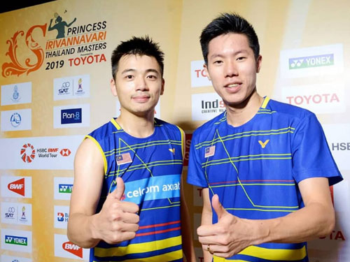 马来西亚男双吴蔚升（右）与陈蔚强在泰国羽球大师赛夺冠。