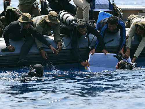 印尼海军蛙人去年11月在西爪哇加拉璜的海域，寻获狮航失事客机的第一个黑箱（飞行数据记录器）。（法新社）