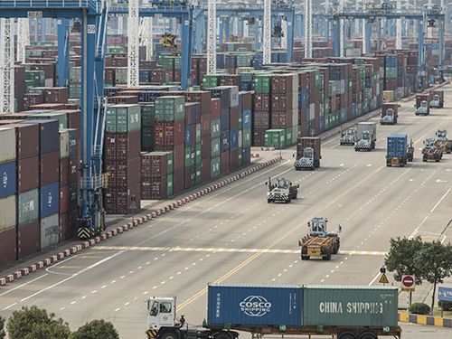 中国去年12月份进口总额创下2016年7月以来最大降幅。图为宁波舟山港，是中国前3大港口。（图：彭博社）