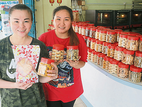 林丽雪（左）及陈秋玲制做手工年饼近20年，今年推出超过30种口味的年饼。