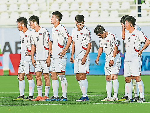 第2场比赛以0比6惨败，朝鲜队员垂头丧气。（美联社）