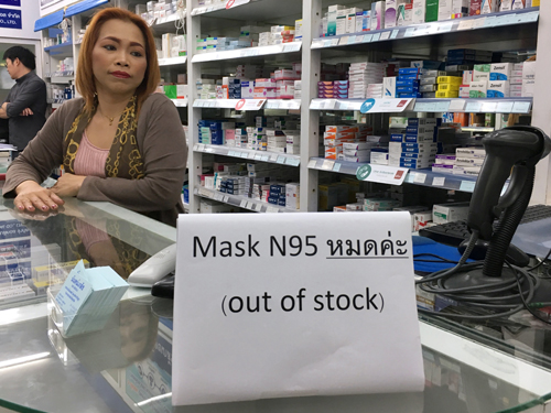 一家药剂店周一摆出通告，指“N95口罩卖断货”。（路透社）