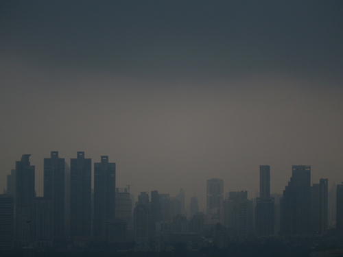曼谷上空周二被烟霾笼罩，高楼大厦一片朦胧。（路透社）