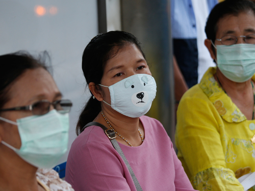 曼谷民众纷纷带着口罩出门。（美联社）