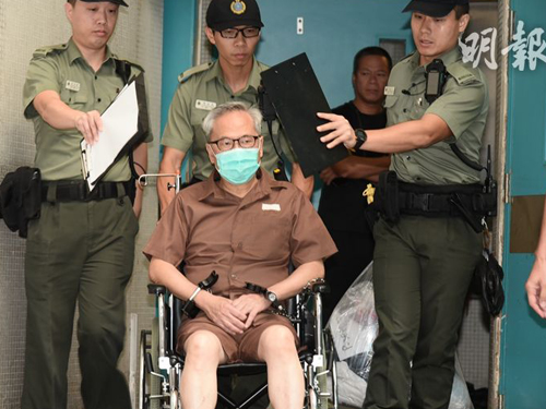 2018年7月27日，曾荫权一身囚衣，被戴上手铐脚镣腰缠铁链，由惩教人员从玛丽医院送入赤柱监狱服刑。（明报）