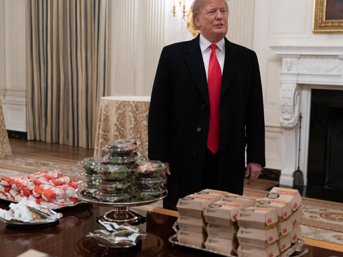 白宫主厨放无薪假，特朗普自掏腰包请美足大学冠军吃汉堡快餐。（欧新社）