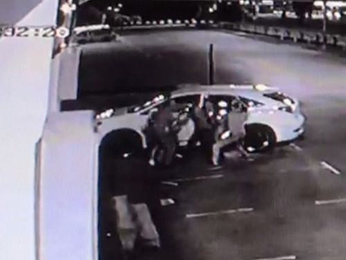 华裔男子在商业区连人带车遭数名男子掳走的闭路电视片段。