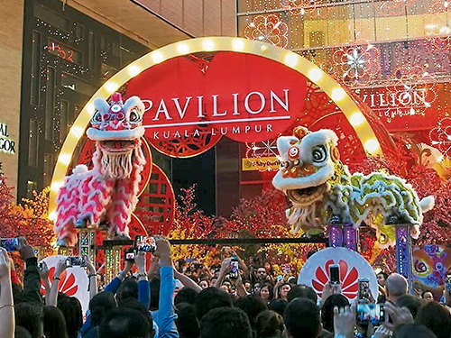 吉隆坡关圣宫龙狮团常年承接不少大型商场、私人及跨国企业等的预约演出。