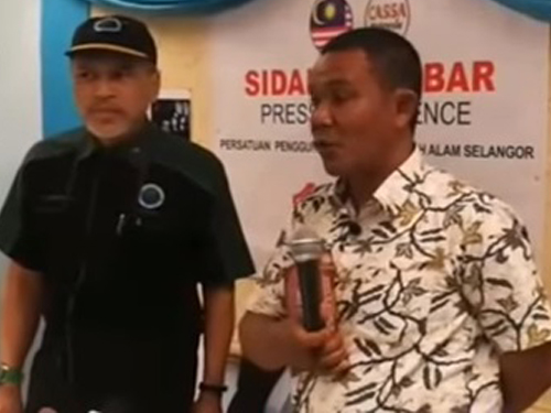 罗斯里（中）向《古兰经》起誓，指他亲眼目睹马航MH370客机坠毁，绝无半点虚言。