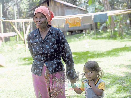 土生土长的佩燕，带着年幼孙女在村庄活动。