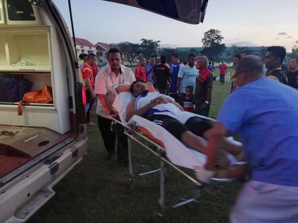 救护车将阿兹阿兹占送往浮罗山背医院。（取自网络）
