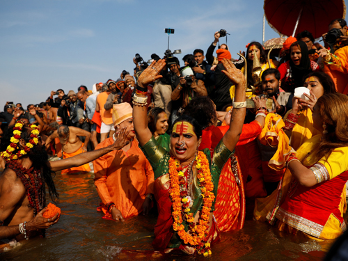 跨性别组织Kinnar Akhada团长及其成员在接受“圣浴”。（路透社）