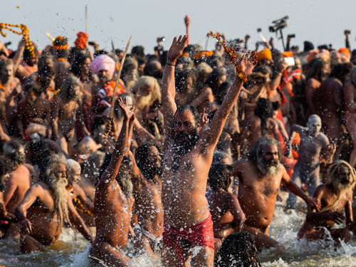 大壶节首日，阿拉哈巴德众多兴都教苦行者兴奋地走入圣河沐浴。（美联社）