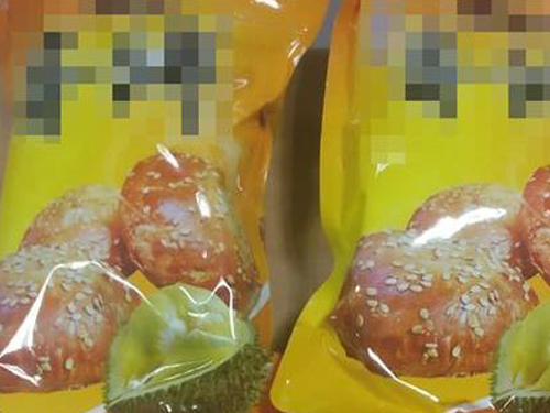 两名男女将肉干藏在榴梿口味饼干包装袋内，企图瞒混过关带入新加坡。