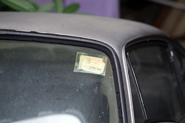 道德路洋房泊了的轿车挡风镜贴着路税单，显示路税早在2002年过期。