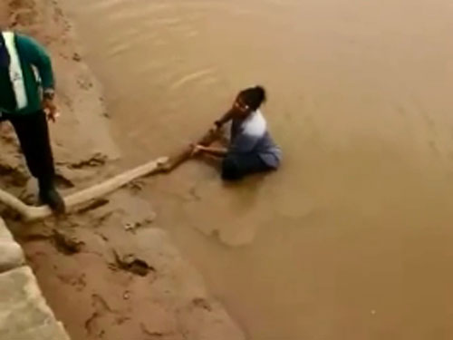 一名印裔妇女被发现在彭亨河投河自尽未遂。