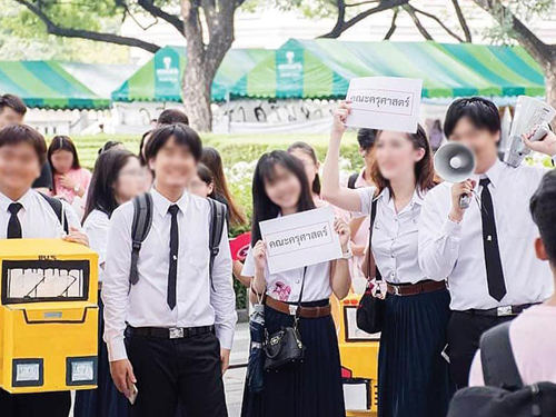 泰国一所大学将有条件开放“第三性”学生，穿着女生制服到校上课。