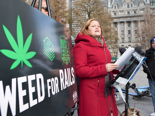 纽约市公益维护官候选人马丽桃，建议把销售大麻的税收，帮补市内日久失修的捷运系统。