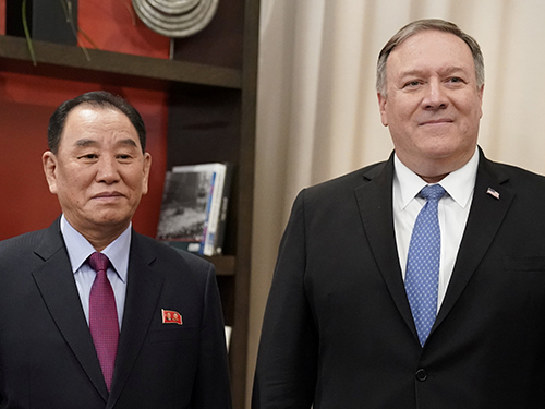 金英哲和特朗普会晤前，曾与美国国务卿蓬佩奥（左）会晤。