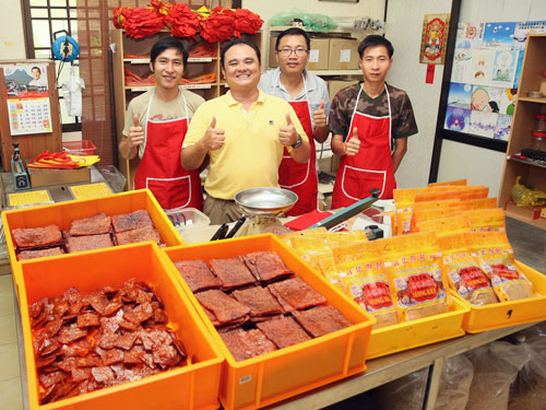 刘宇铭（左2起）与员工黄伟豪（左起）、刘庚辛及罗威，忙着赶紧包装肉乾以便应付佳节要求。