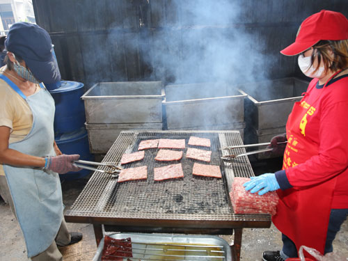 农历新年跫音已近，商家准备大量烘烤肉乾，推出市场。