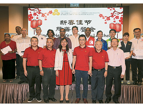 郭素沁（前排左3）和隆雪中总理事及受惠慈善团体合照。左起为陈镇明、傅桂洋、戴良业、黄位寅及宋兆棠。