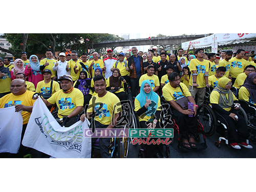 卡立沙末（站者左11）与参与活动的残障人士合照。