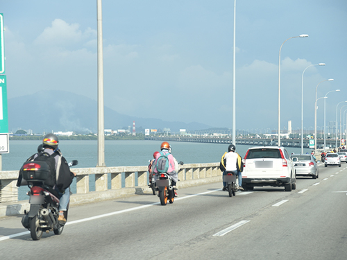 槟威大桥防护栏不足？有待当局进一步研究。