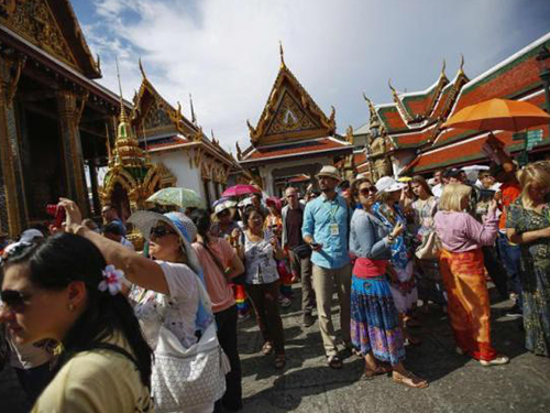 泰国曼谷大皇宫吸引许多外国游客观光拍照。（档案照）