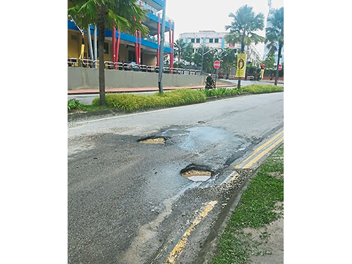 棕榈广场与KPJ专科医院的前方的道路出现路洞，威胁驾驶人士安全。