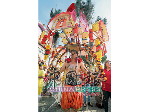 华裔兴都教徒也不例外，虔诚扛起卡瓦迪游行。